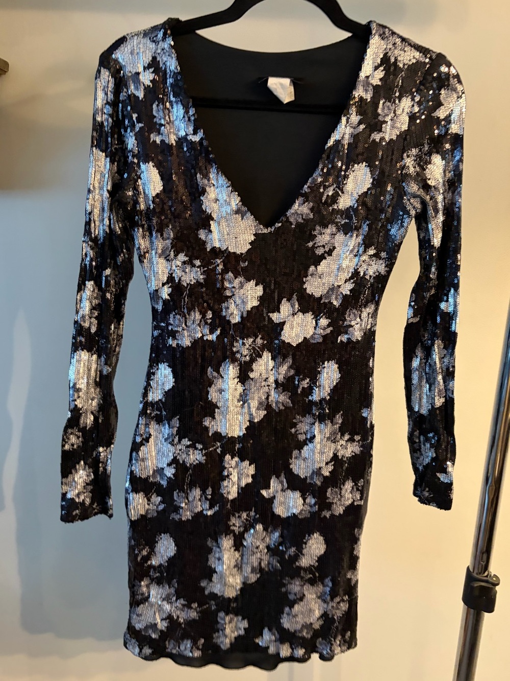 B Darlin Black & Silver Sequin V-Neck Long Sleeve Dress size xs